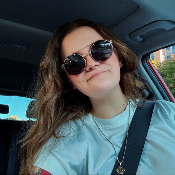 meet your posher! 🪩🥀✨ - Picture 1 of 2